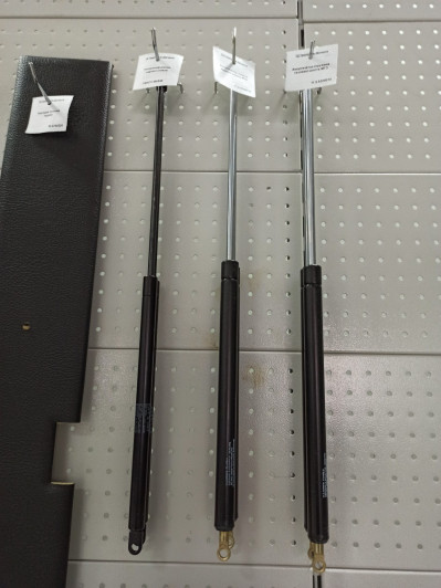 Амортизатор люка и заднего стекла МТЗ (11.6.6308010/6700.01/586866) не исп